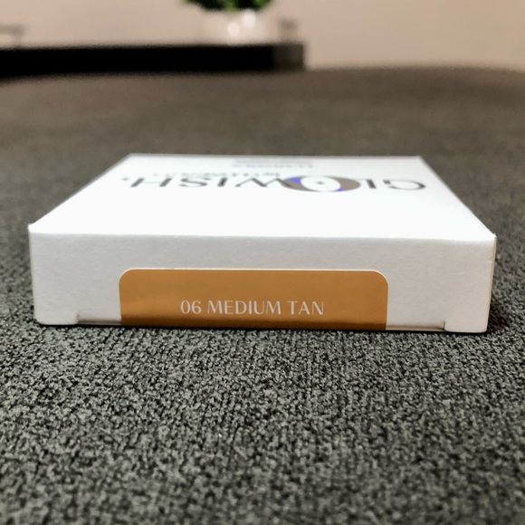 Huda Beauty GloWish Luminous Pressed Powder 06 Medium Tan - Picture 6 of 9